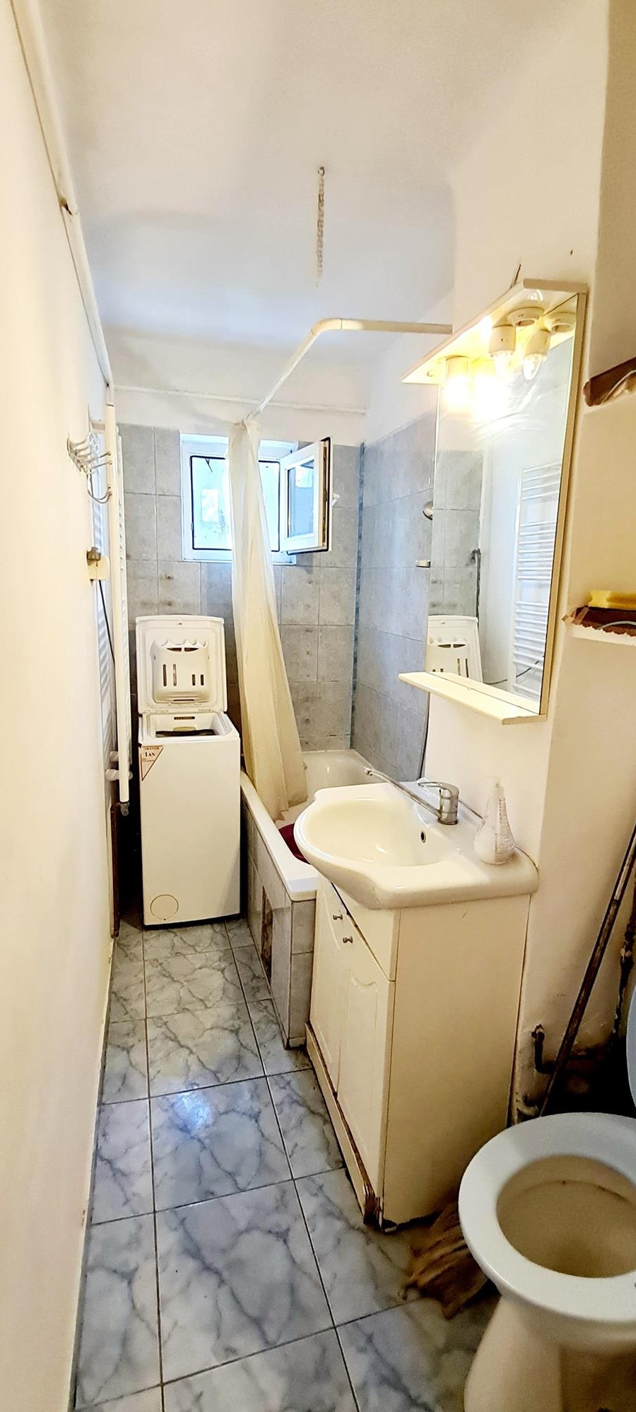 Proprietar, închiriez ap. cu 3 camere semidecomandat în zona Dacia