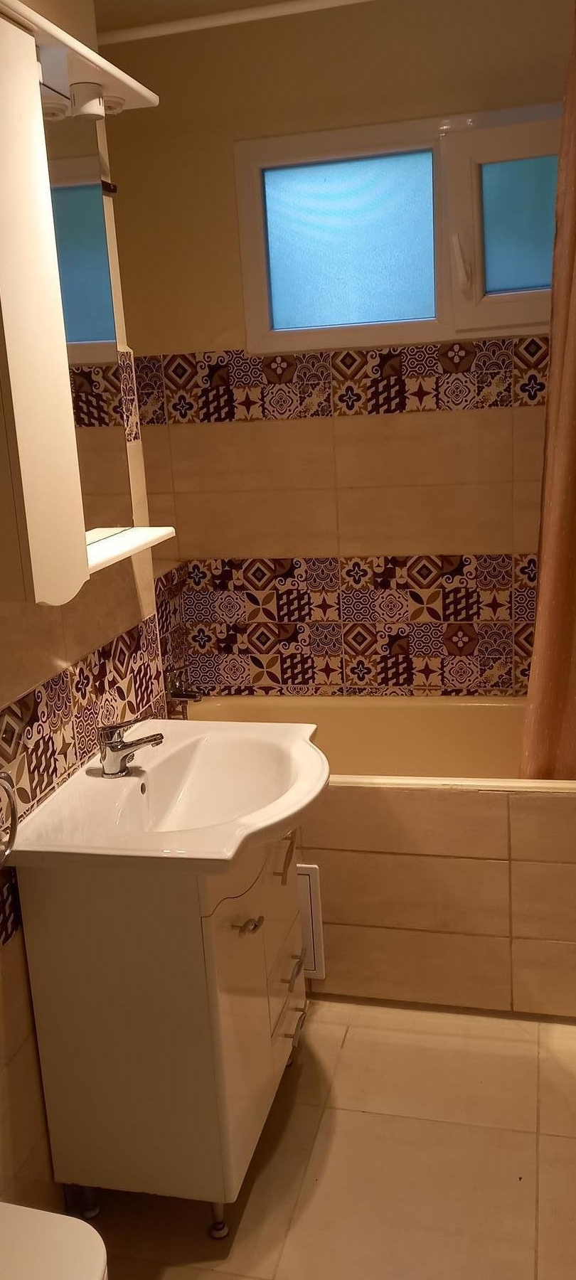 Proprietar, inchiriez apartament 2 camere, centrala proprie, strada Bucuresti, etaj 1
