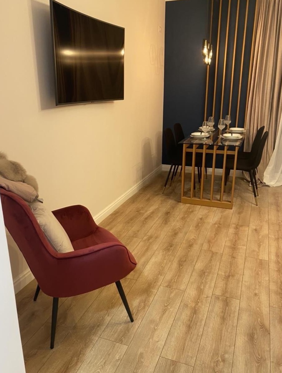 Proprietar, închiriez apartament cu 2 camere (living OPEN space cu bucătăria).