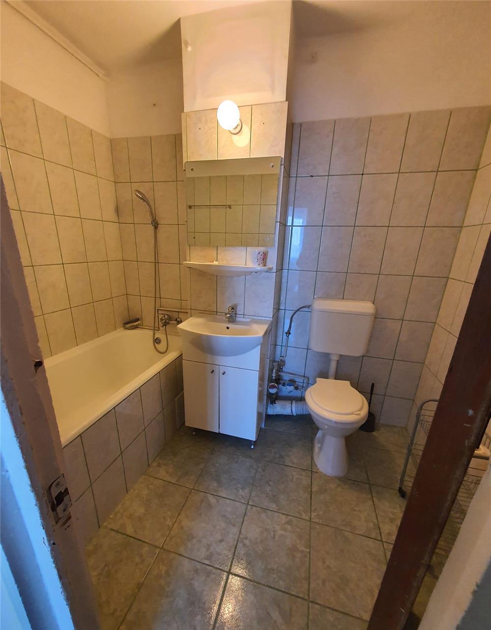 Proprietar vand 2 camere Vitan