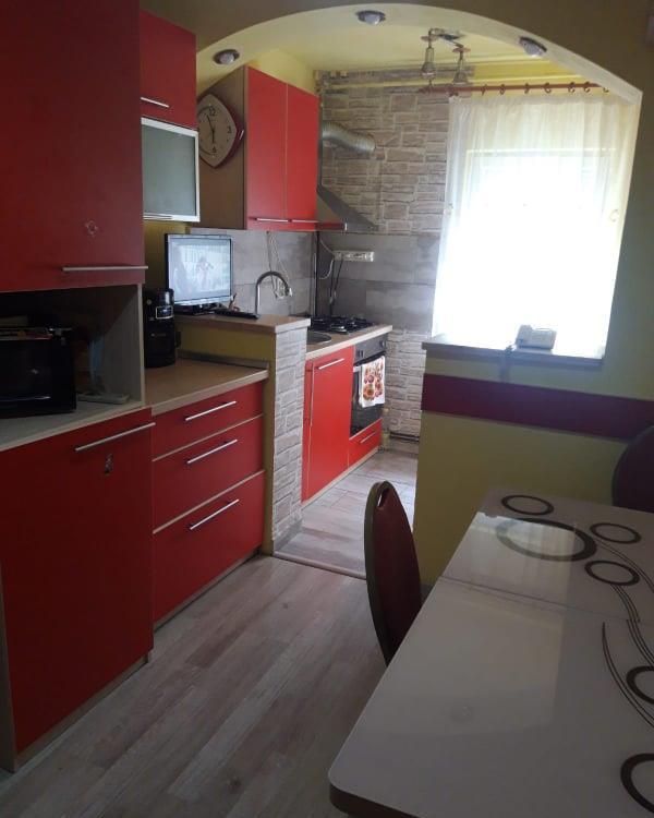 Proprietar vand ap 3 camere decomandat , centrala etaj 3/4 87 500 EUR negociabil