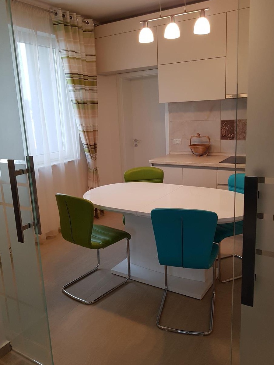 Proprietar, vând apartament 3 camere, complet mobilat si utilat. Zona Hornbach, Dumbravita, et.1