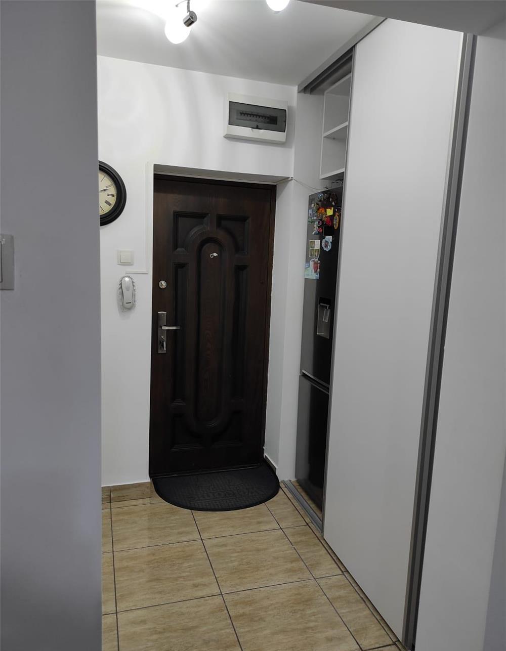 Proprietar, vand apartament 3 camere, renovat, intrare din BD IULIU MANIU, cu vedere spre spate