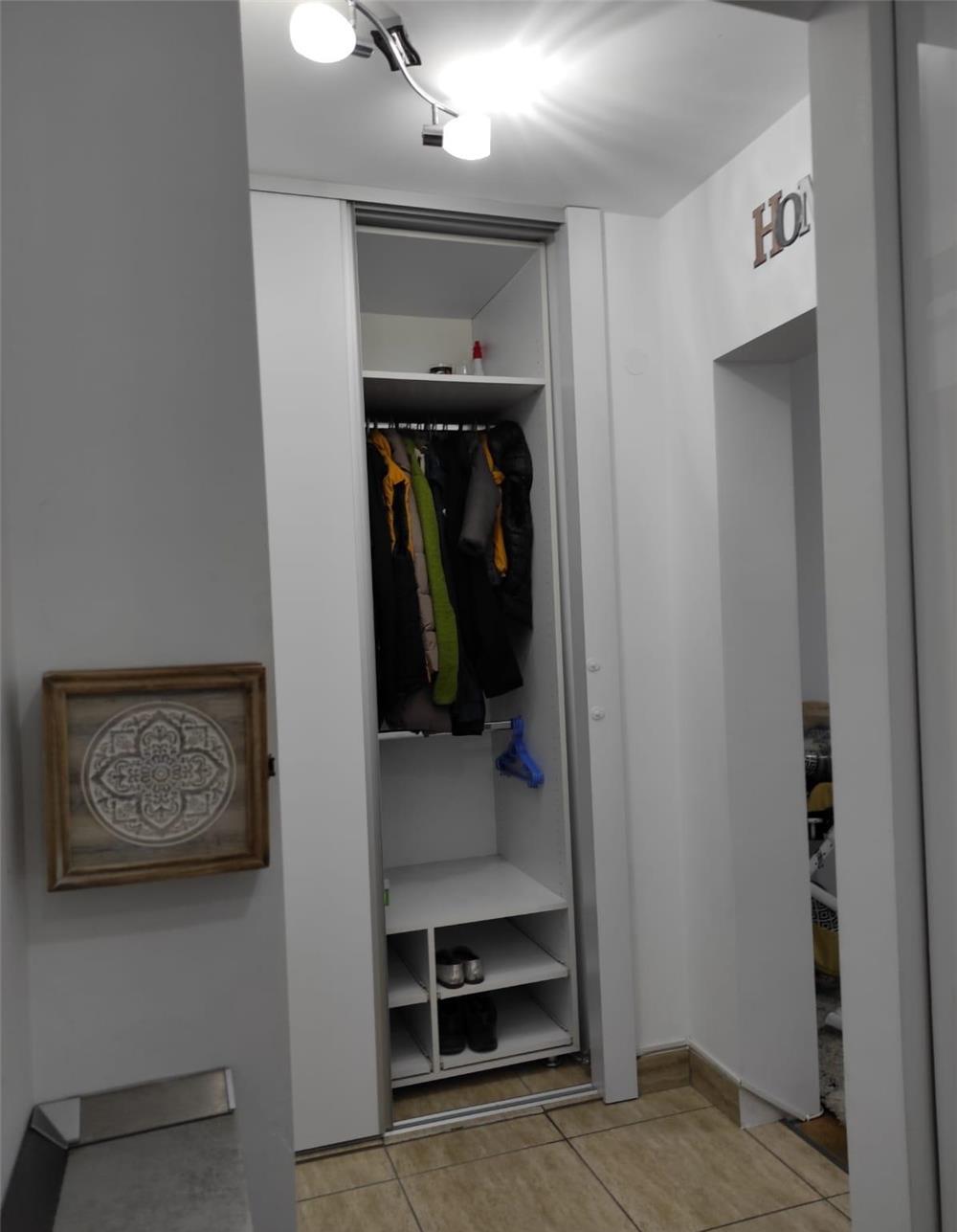Proprietar, vand apartament 3 camere, renovat, intrare din BD IULIU MANIU, cu vedere spre spate