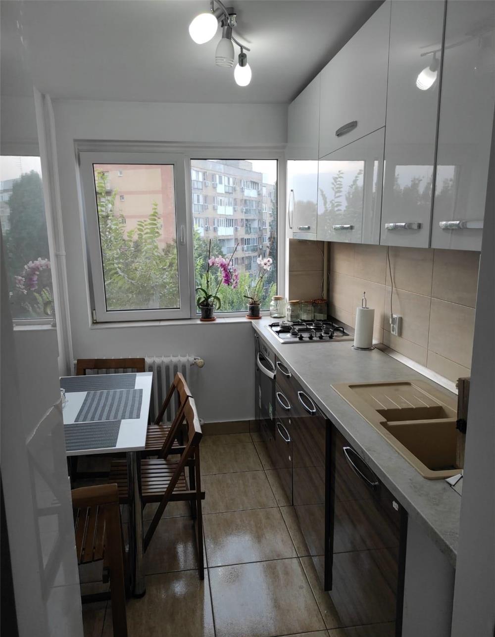 Proprietar, vand apartament 3 camere, renovat, intrare din BD IULIU MANIU, cu vedere spre spate