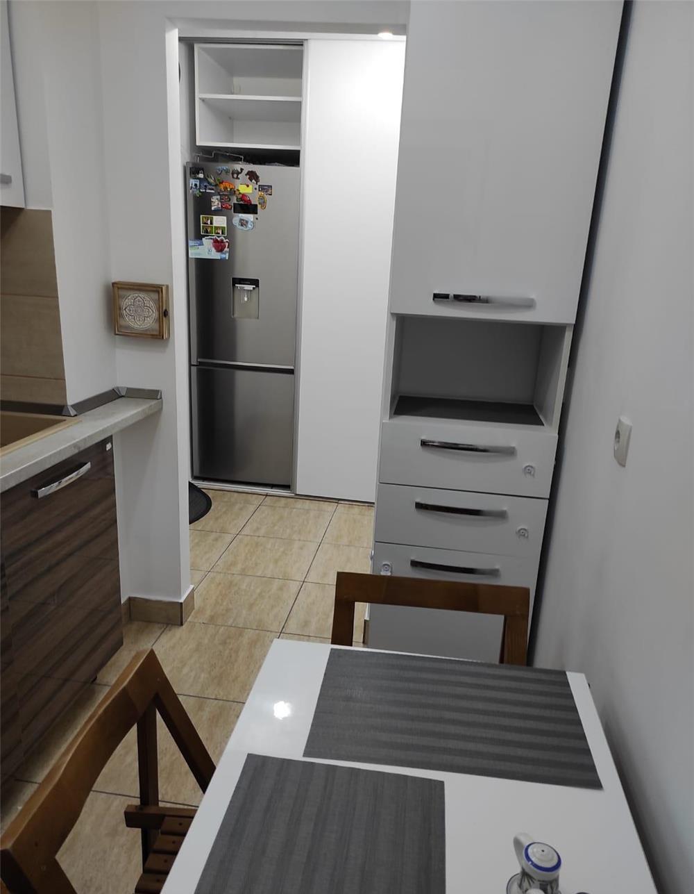 Proprietar, vand apartament 3 camere, renovat, intrare din BD IULIU MANIU, cu vedere spre spate