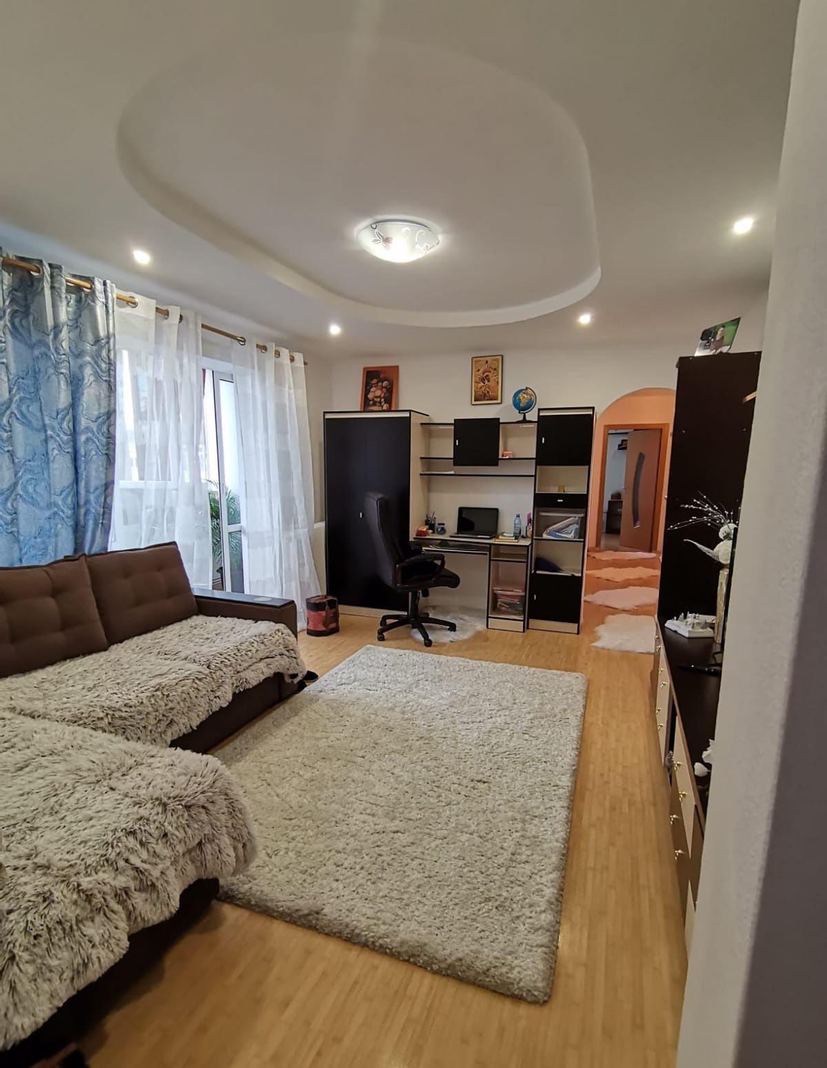 Proprietar vând apartament 3 camere SD conf 1 zona Liceul Racoviță!