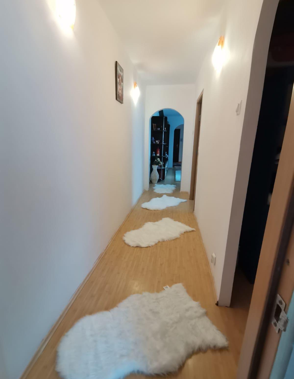 Proprietar vând apartament 3 camere SD conf 1 zona Liceul Racoviță!