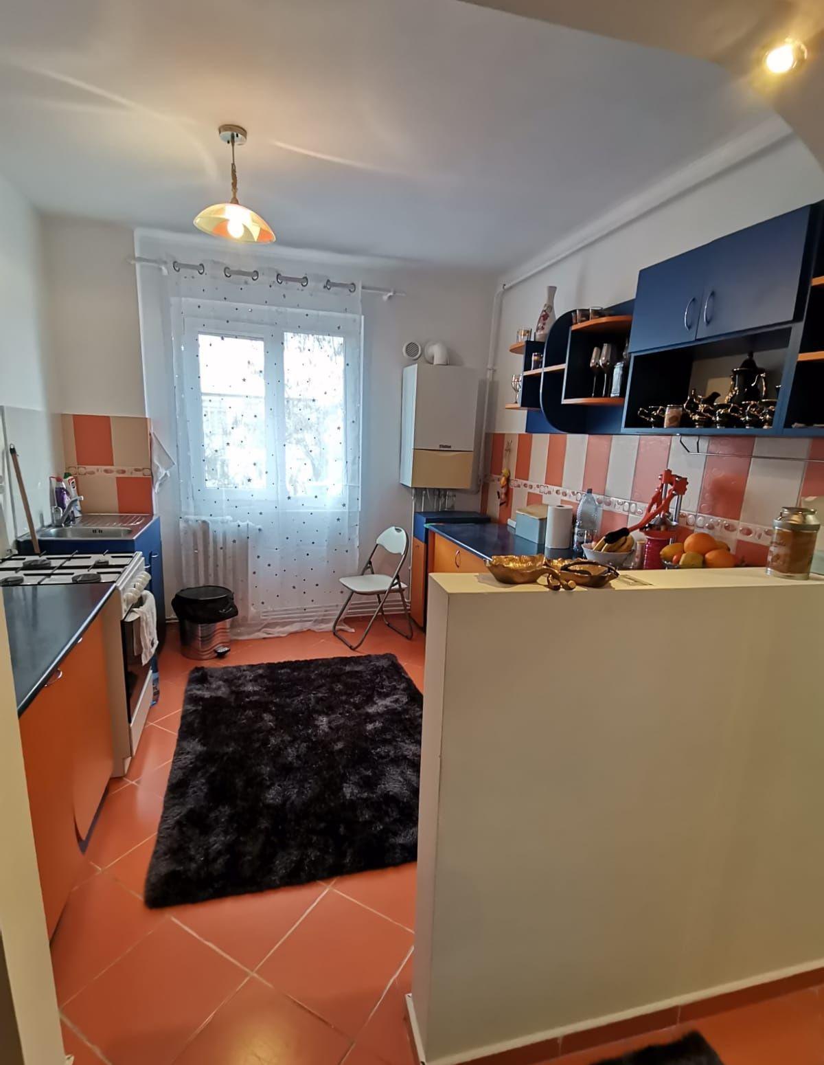 Proprietar vând apartament 3 camere SD conf 1 zona Liceul Racoviță!