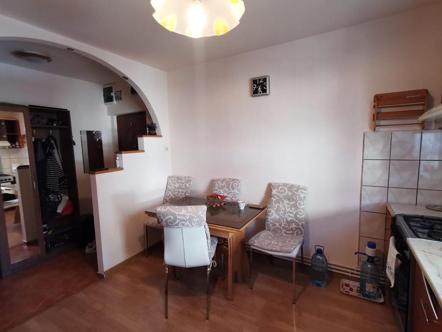 Proprietar vând apartament 4 camere, zona Girocului, str. Salcâmilor