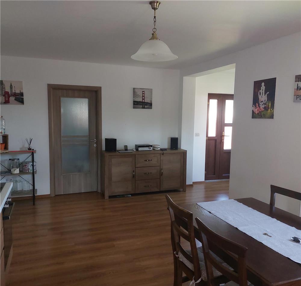 Proprietar vand casa in Sinmihaiu Roman