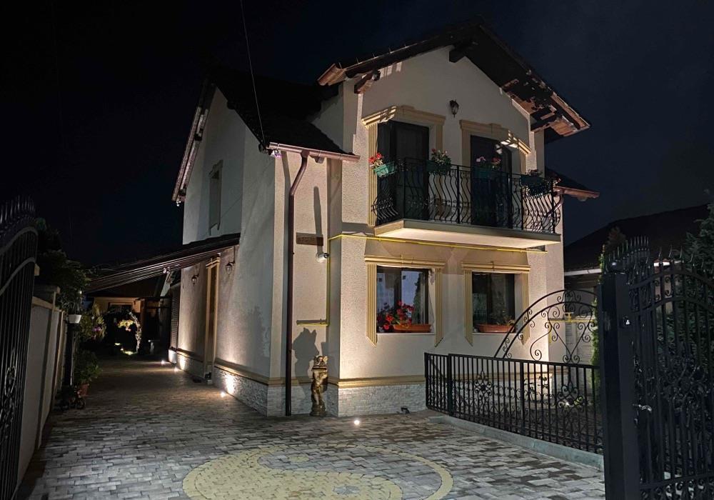 Proprietar vand casa individuala cu 2 case in curte utilate si functionale