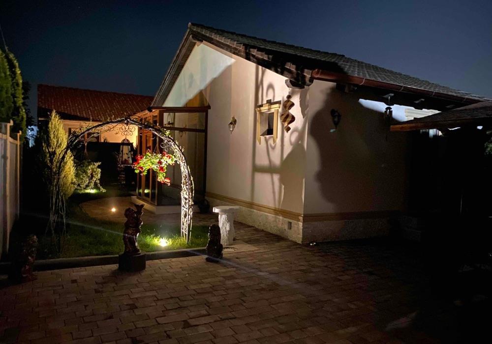 Proprietar vand casa individuala cu 2 case in curte utilate si functionale