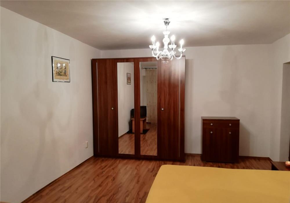 Proprietar vand garsoniera decomandata 43 mp-zona Unirii-Matei Basarab-Bloc din 1996
