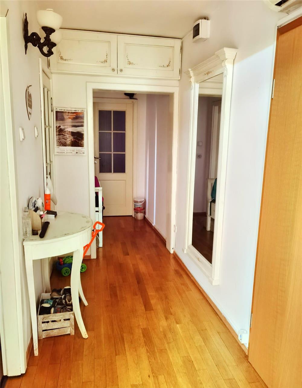 Proprietar vând în Girocului -Fratelia,apartament 2 camere+ parcare+ garaj(pret separat)