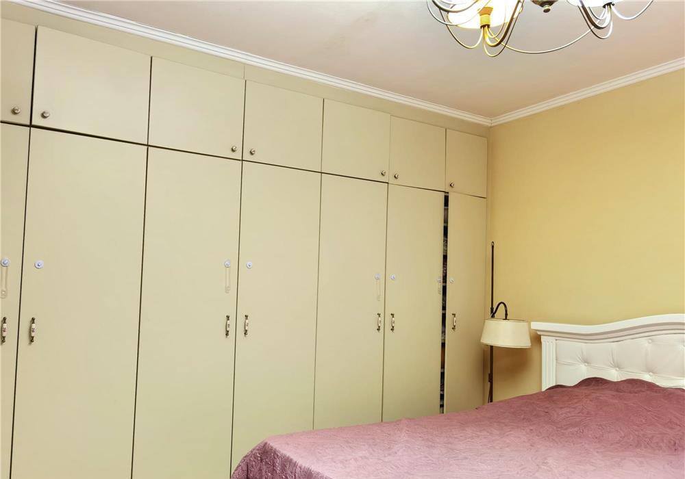 Proprietar vând în Girocului -Fratelia,apartament 2 camere+ parcare+ garaj(pret separat)