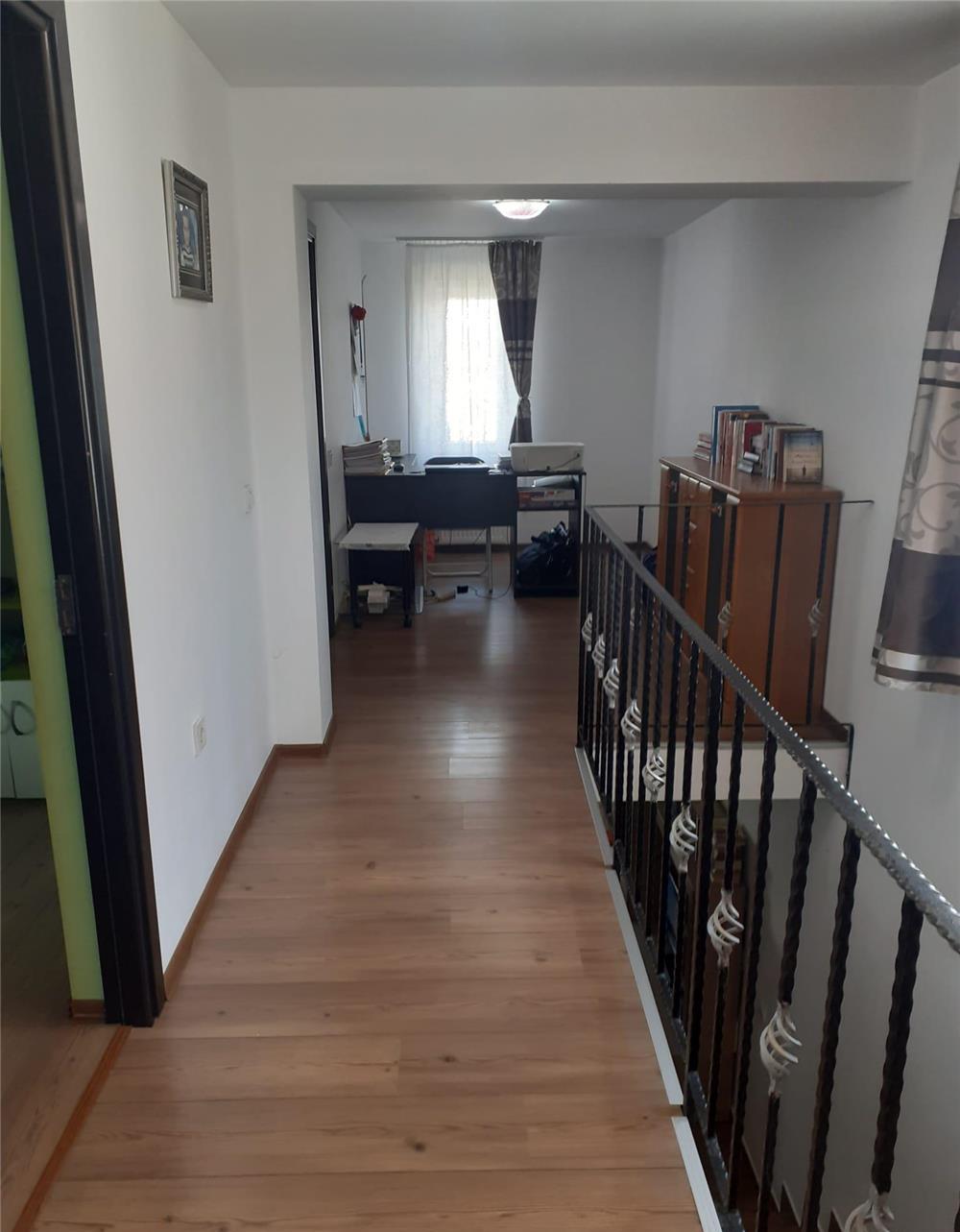 Proprietar, vând vilă cu 1 etaj+pod amenajat, in vatra veche a Săcălazului