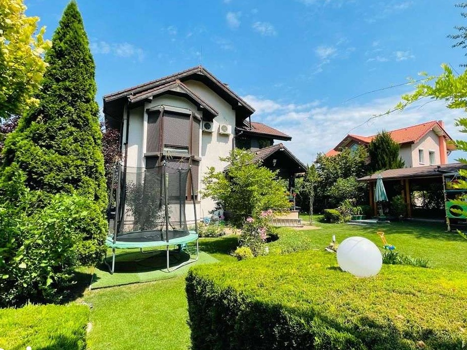 Proprietate de lux cu vila si teren in Bucium