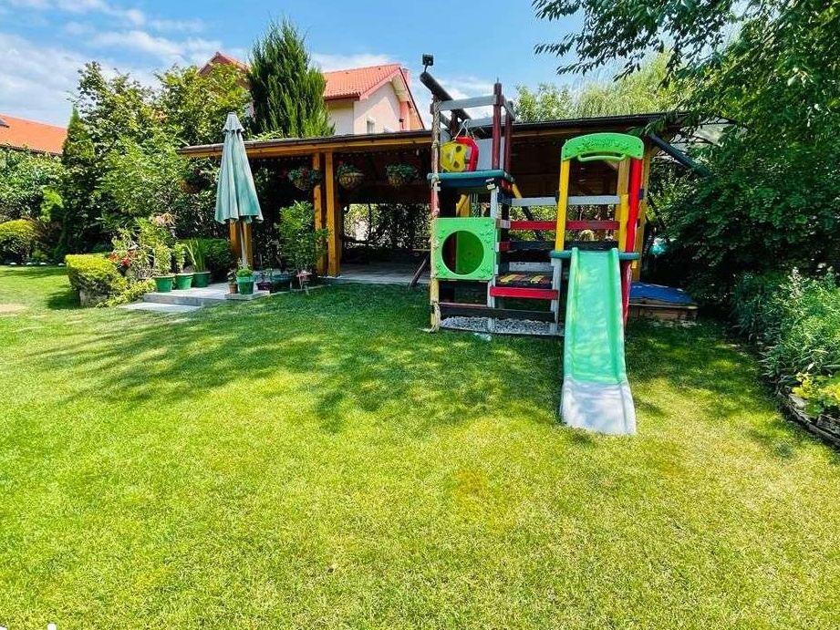 Proprietate de lux cu vila si teren in Bucium