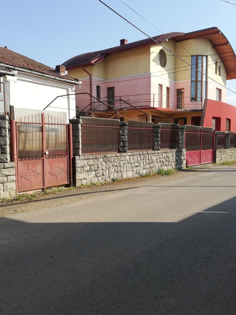Proprietate de vanzare in centrul orașului Huedin- vila D+P+E+M  , curte, gradina si casa
