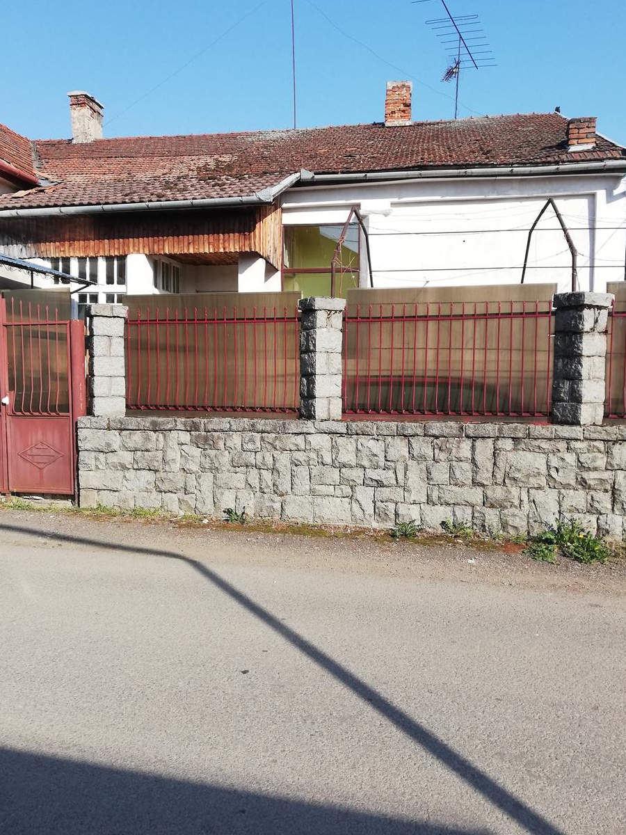 Proprietate de vanzare in centrul orașului Huedin- vila D+P+E+M  , curte, gradina si casa