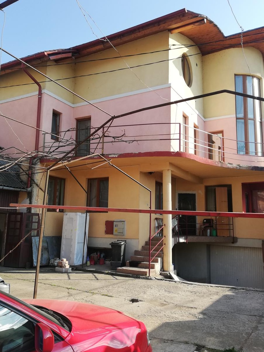 Proprietate de vanzare in centrul orașului Huedin- vila D+P+E+M  , curte, gradina si casa