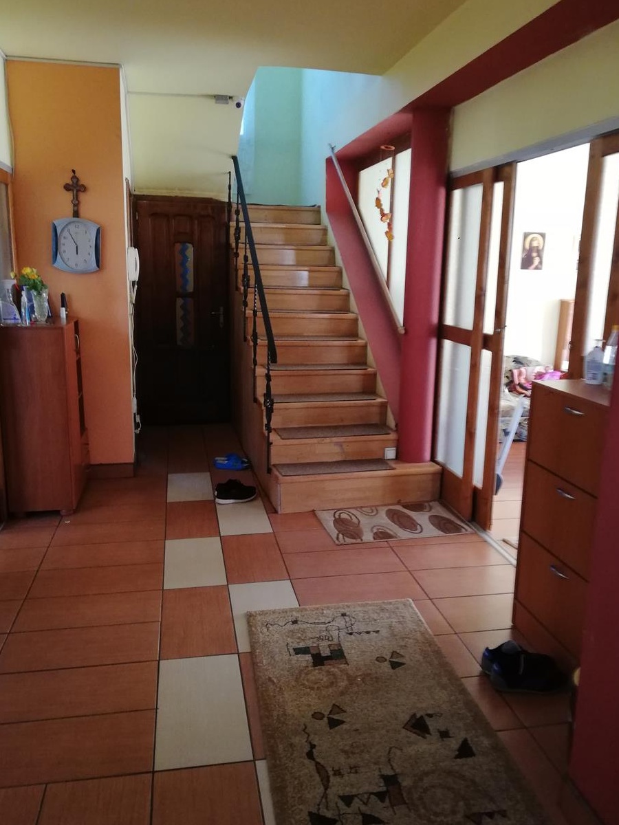 Proprietate de vanzare in centrul orașului Huedin- vila D+P+E+M  , curte, gradina si casa