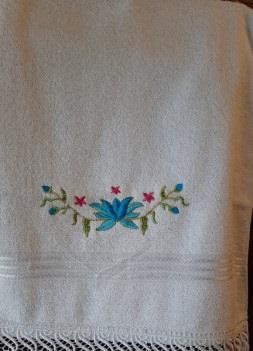 Prosop de fata alb, cu broderie si dantela la capat.