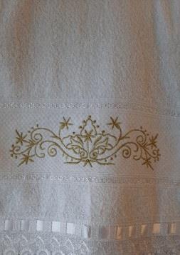 Prosop de fata alb, cu broderie si dantela la capat.
