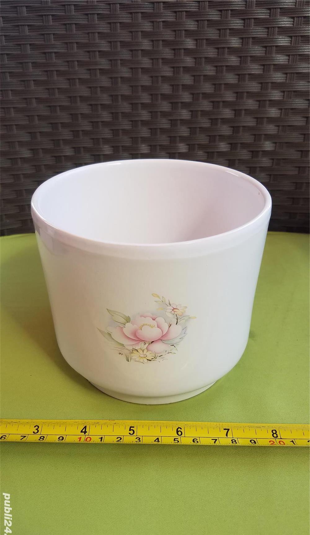 RD179 Ghiveci alb decorat cu flori