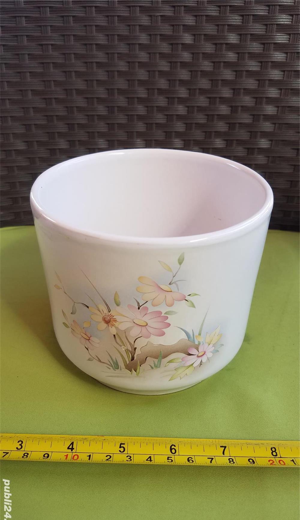 RD179 Ghiveci alb decorat cu flori