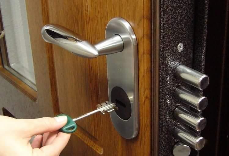 Reparatii rulou,deblocari usi metalice,broaste,manere,butuci usi,montaj usi interior,reparatii usi,