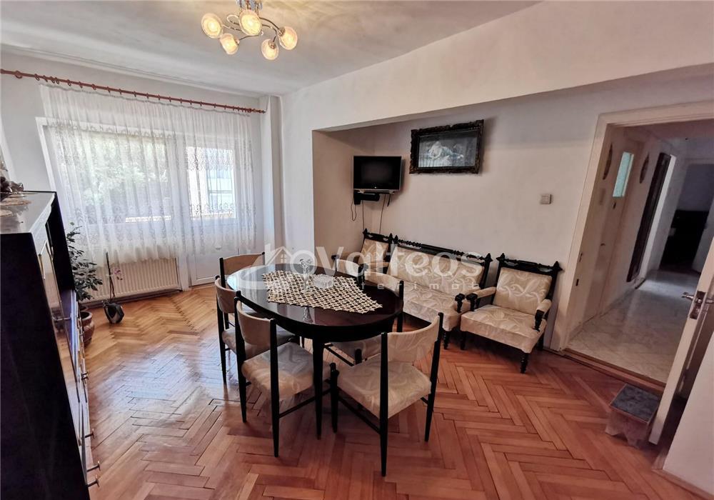 Reșița, ap. 3 camere, dec. 86 mp, etaj 3, zona Moroasa 2