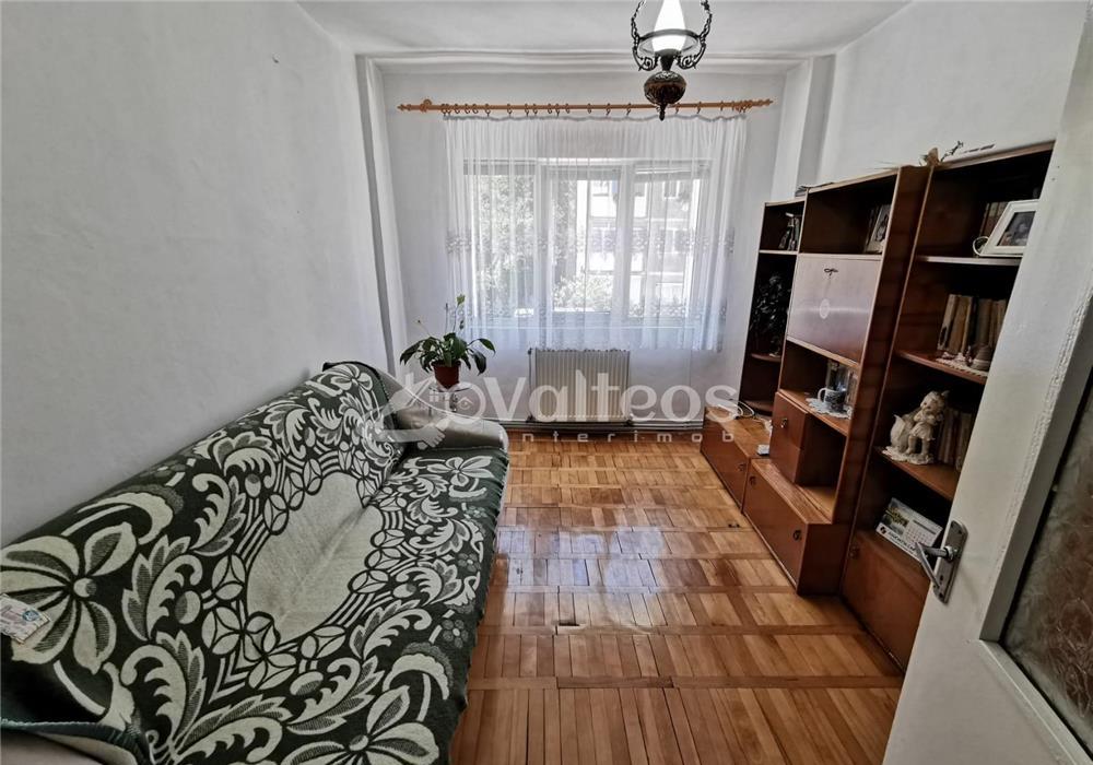 Reșița, ap. 3 camere, dec. 86 mp, etaj 3, zona Moroasa 2