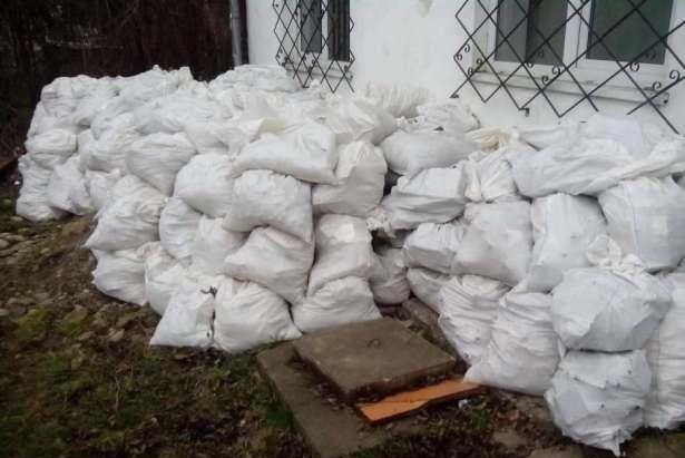 Ridic moloz Debarasez Ridic moloz la saci Ridic mobilier vechi  debarasari apartamente