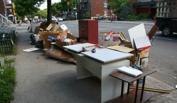Ridic moloz Debarasez Ridic moloz la saci Ridic mobilier vechi  debarasari apartamente