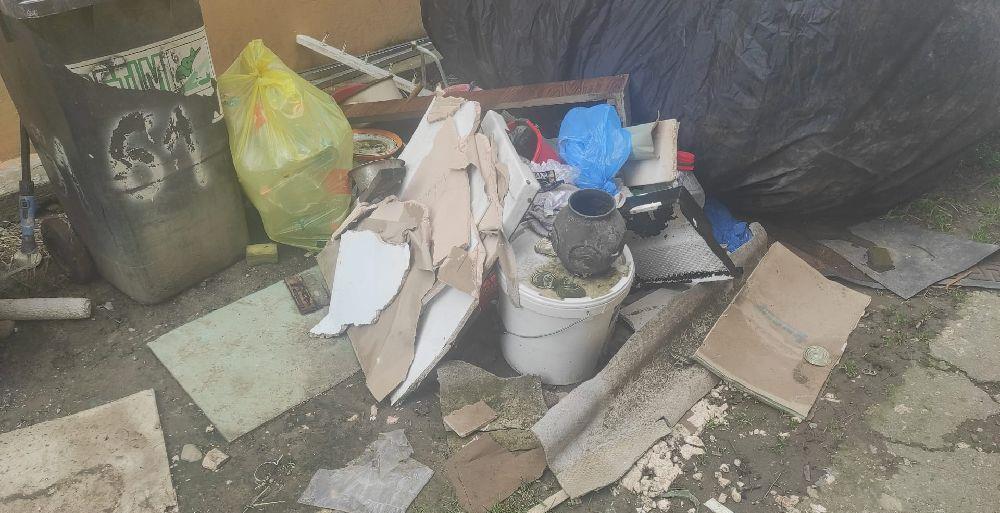 Ridic moloz la saci sau varsat deseuri debarasari