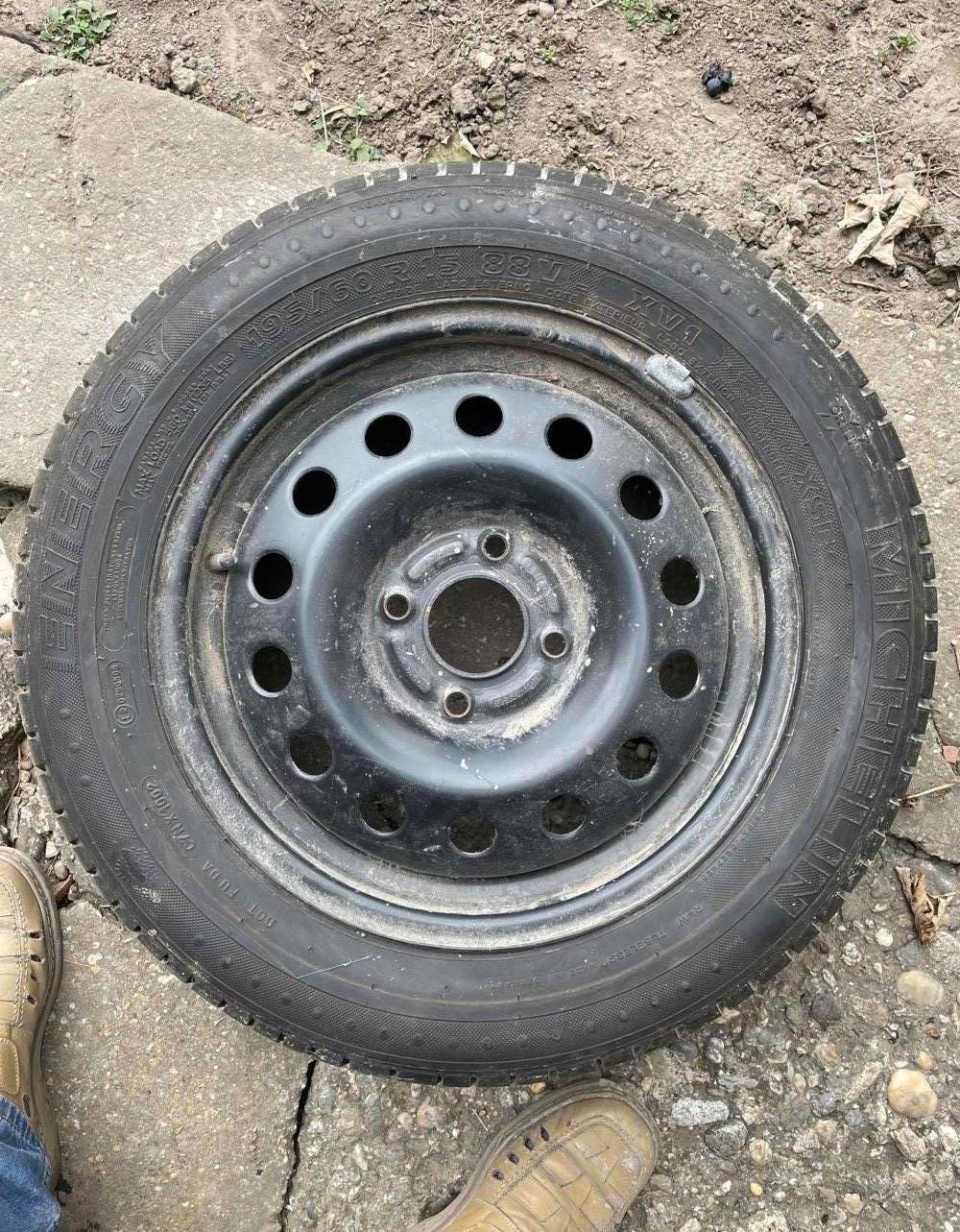 Roată de rezervă (janta din tabla 195/60 R 15 și anvelopa marca Michelin).