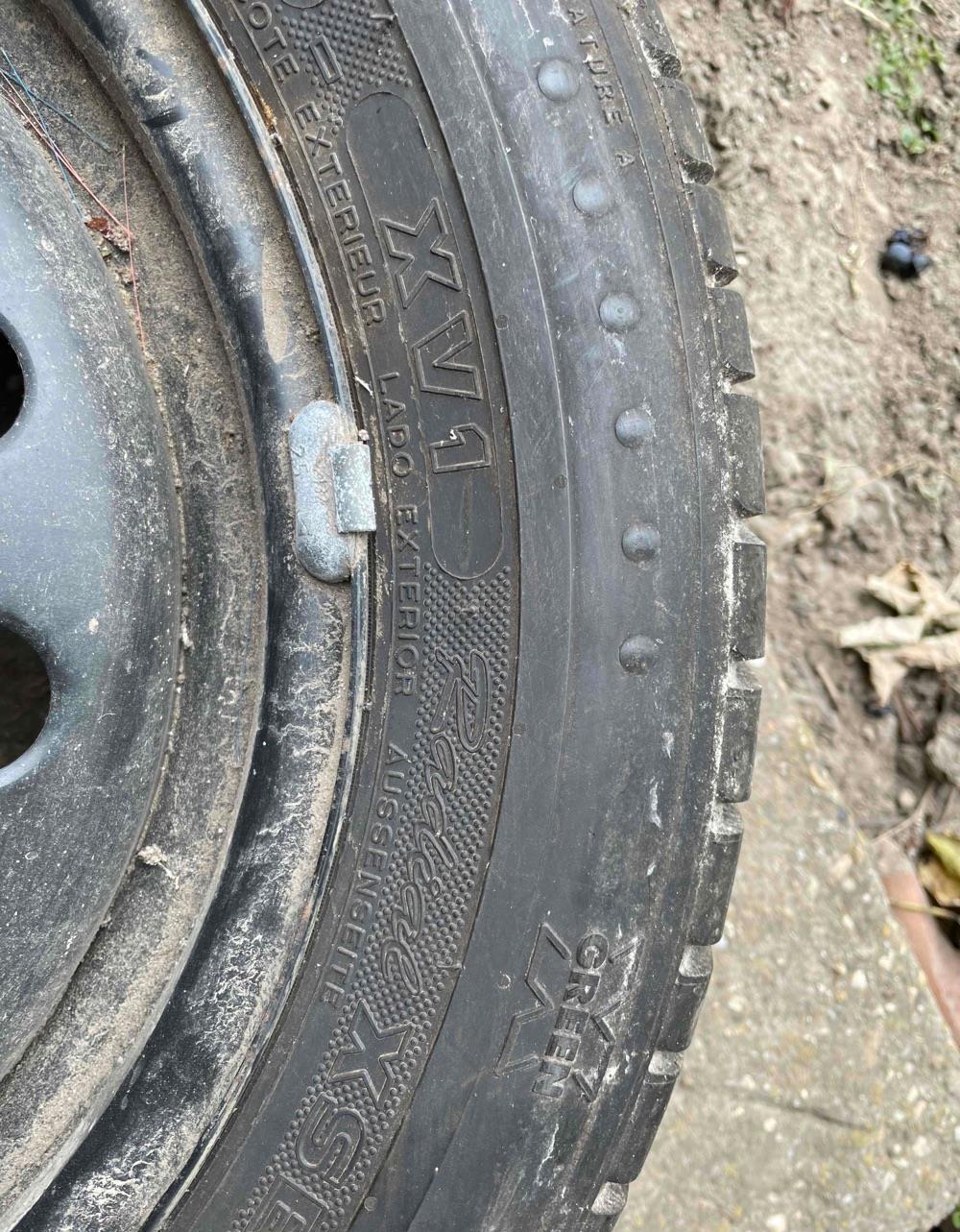 Roată de rezervă (janta din tabla 195/60 R 15 și anvelopa marca Michelin).