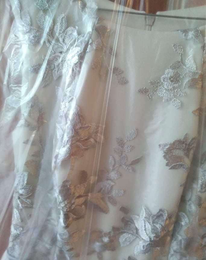 rochita eleganta alba cu dantela fina