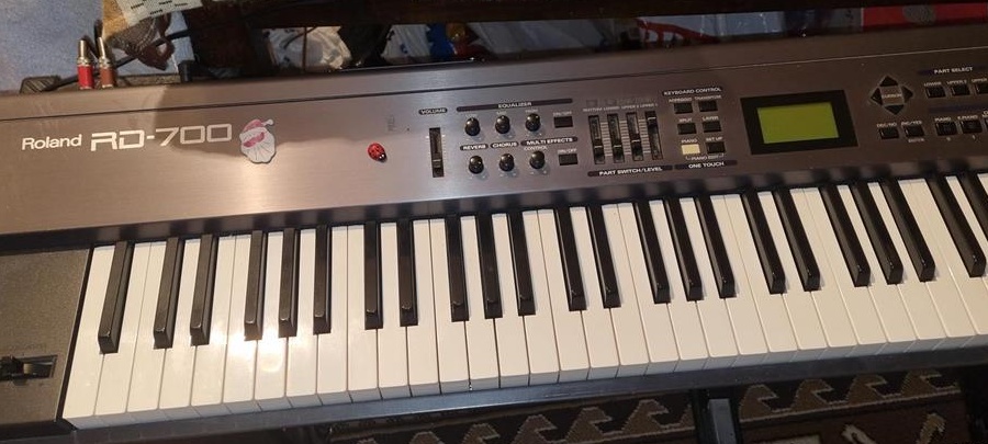 Roland RD-700 -pian digital de scena