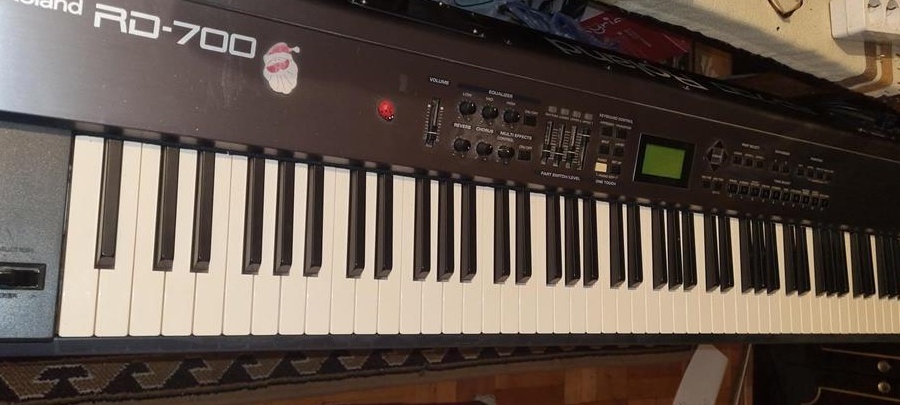 Roland RD-700 -pian digital de scena