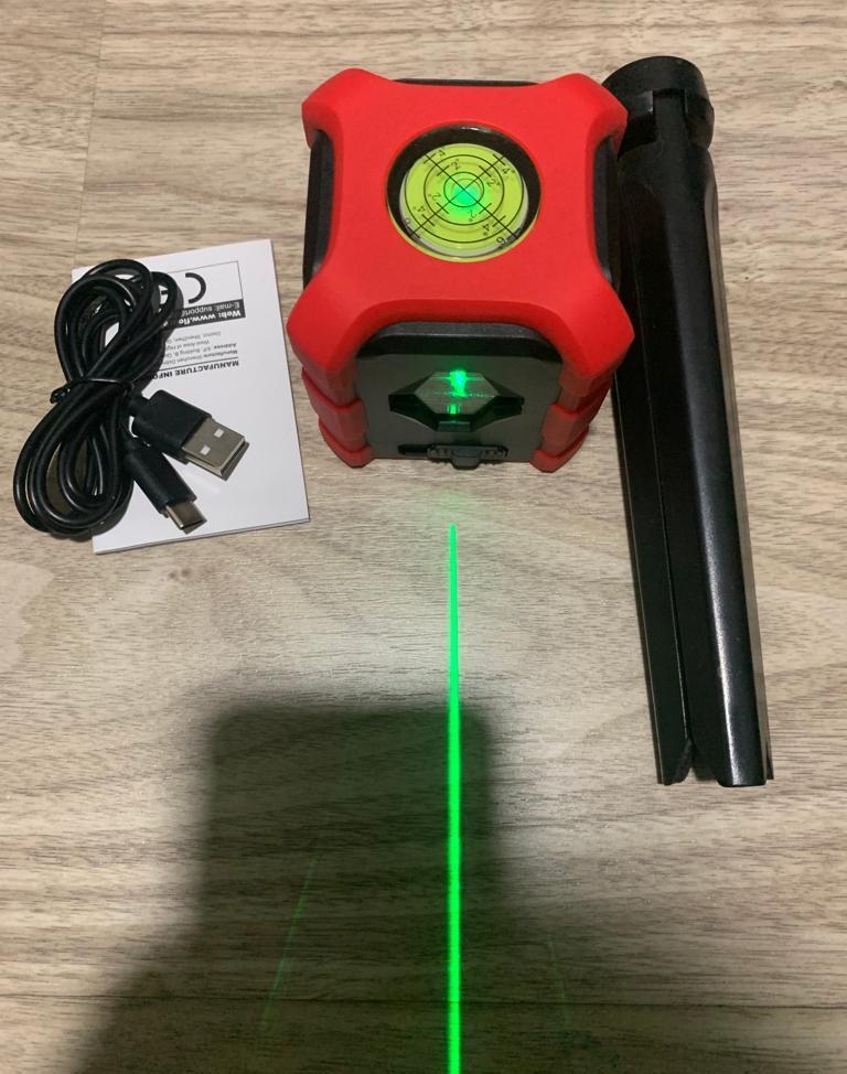 (S) Nivela laser cu autonivelare 30metri cu lumina verde, doua linii in cruce si trepied