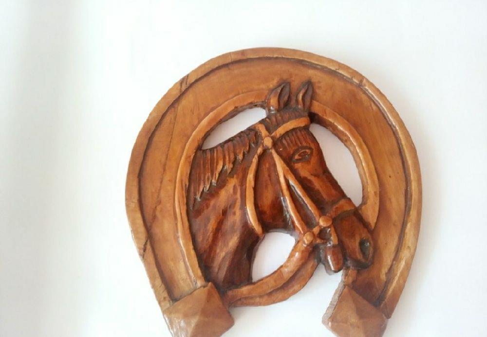 Sculptură manuală în lemn.