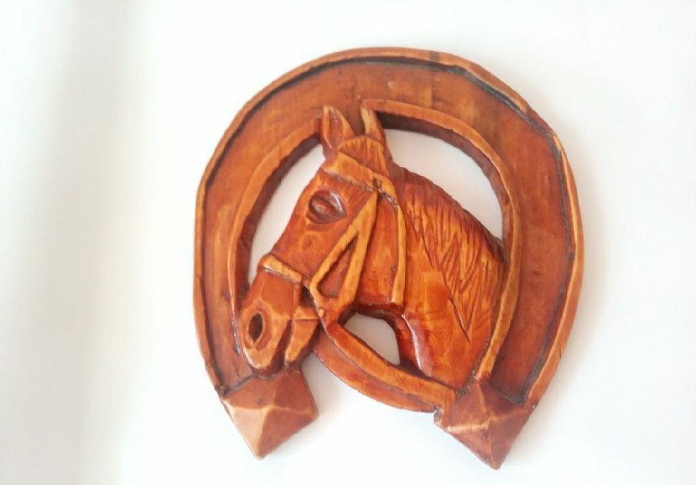 Sculptură manuală în lemn.