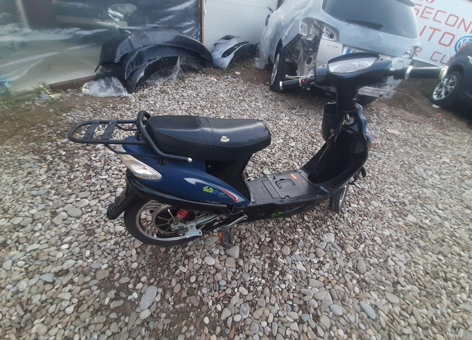 Scuter electric GreenBike - fara permis - motor 0.25kw - cu pedale