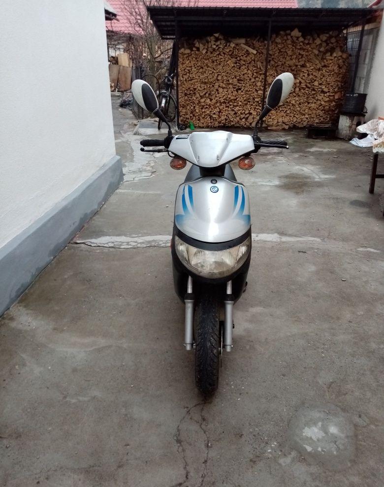 SCUTER KEEWAY Capacitate cilindrica 49 cm cub