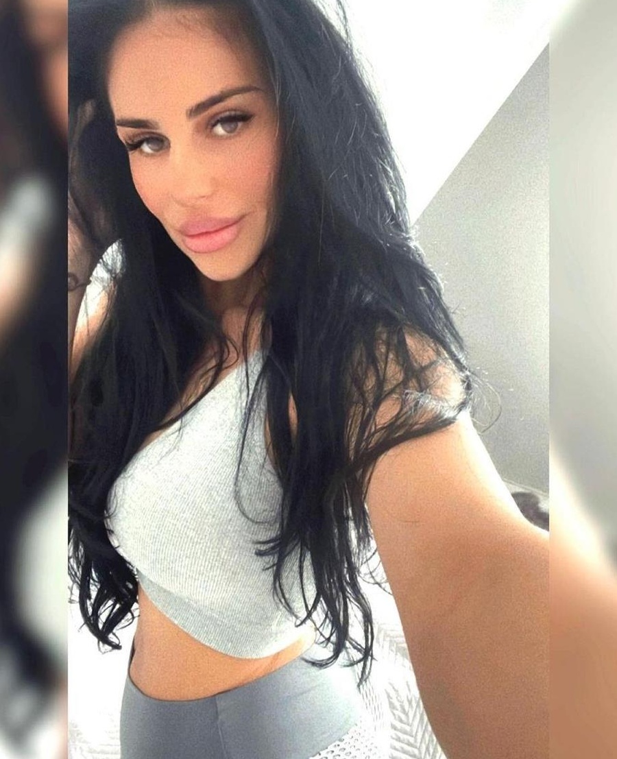 se ofera show erotic pe whatsapp totul pe whatsapp