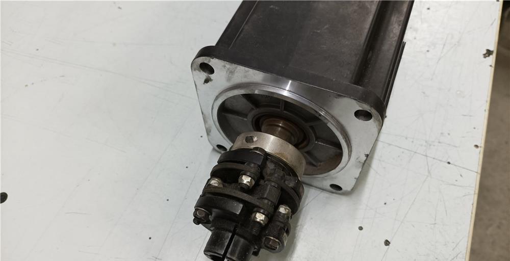 Servo motor MHD071B-035-NPO-UN permanent magnet motor marca Rexroth funcțional.