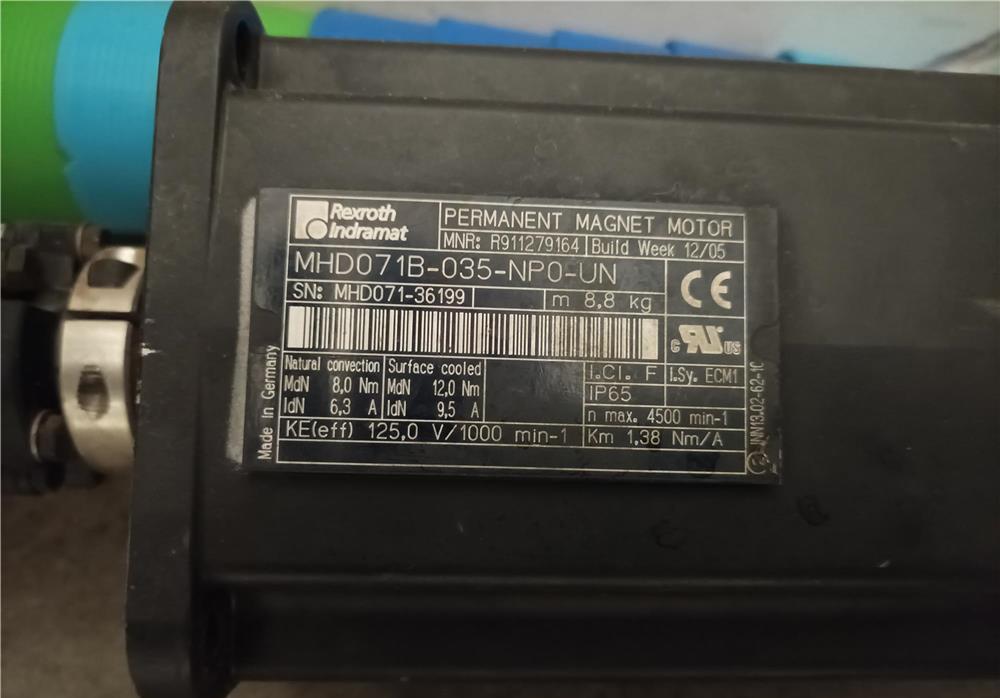 Servo motor MHD071B-035-NPO-UN permanent magnet motor marca Rexroth funcțional.